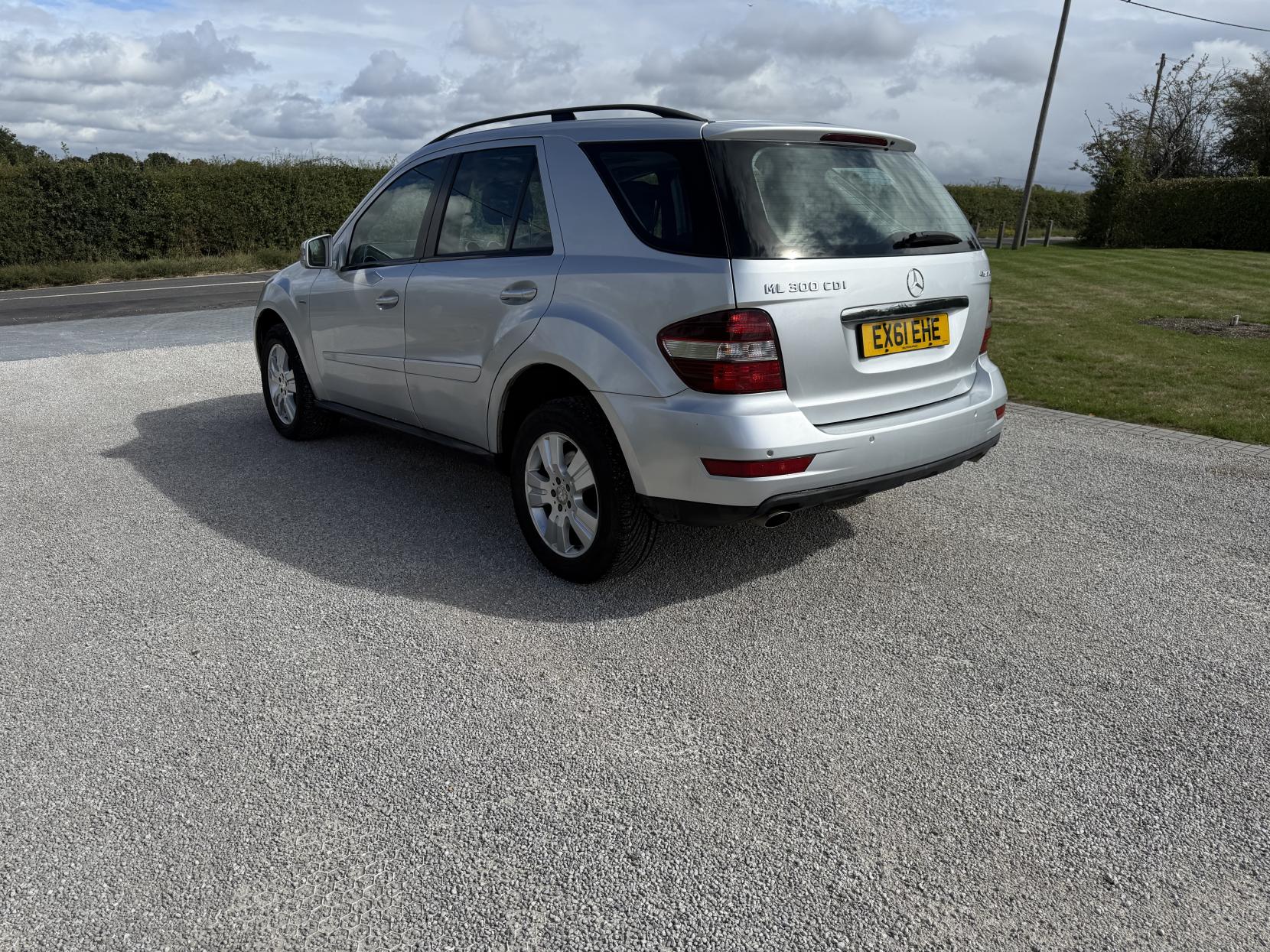 Mercedes-Benz M Class 3.0 ML300 CDI V6 BlueEfficiency SE SUV 5dr Diesel G-Tronic 4WD Euro 5 (204 ps)