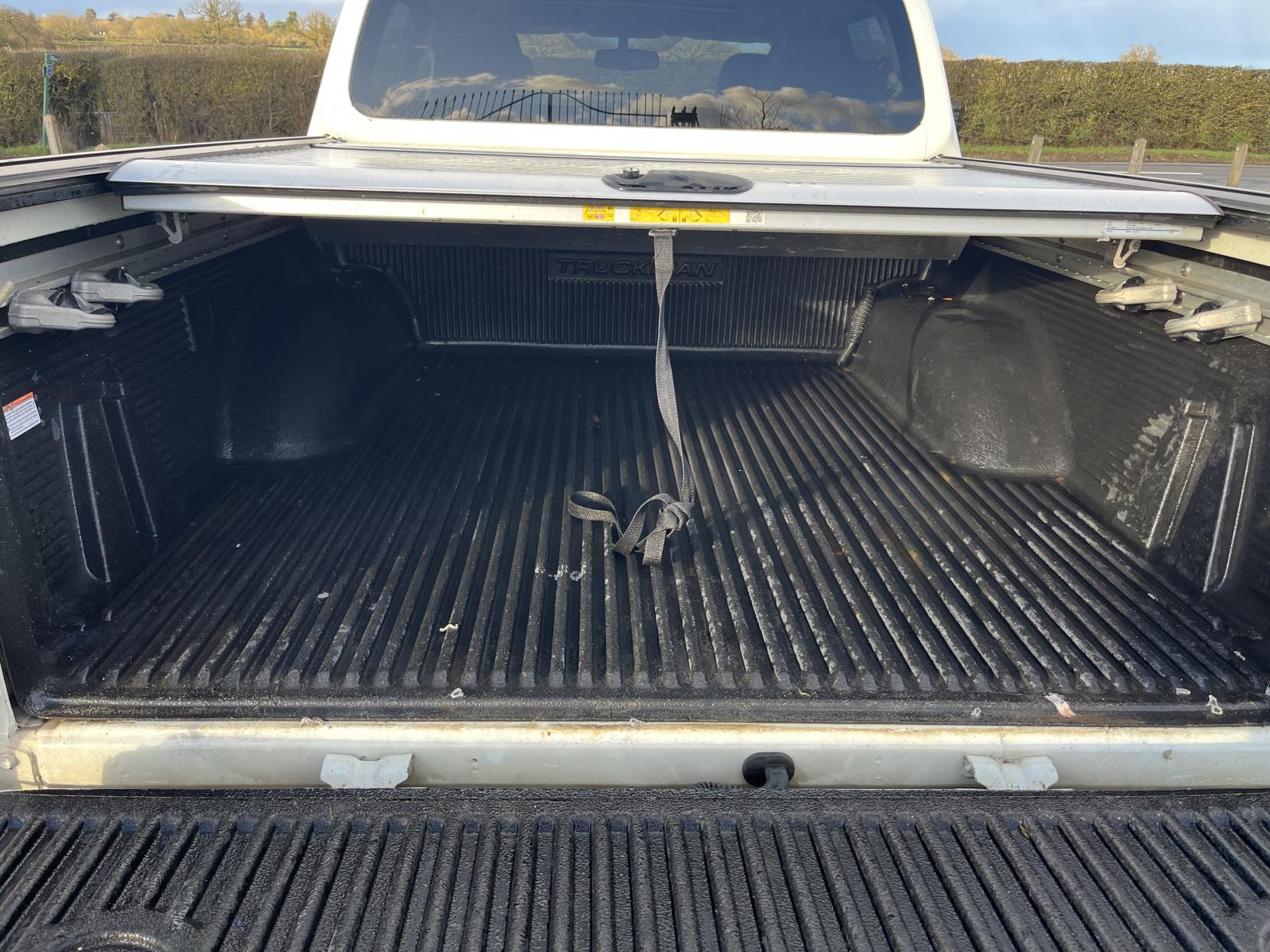 Nissan Navara 2.3 dCi N-Guard Pickup Double Cab 4dr Diesel Auto 4WD Euro 6 (190 ps)