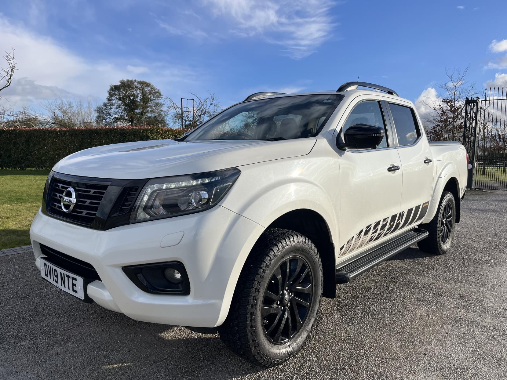 Nissan Navara 2.3 dCi N-Guard Pickup Double Cab 4dr Diesel Auto 4WD Euro 6 (190 ps)