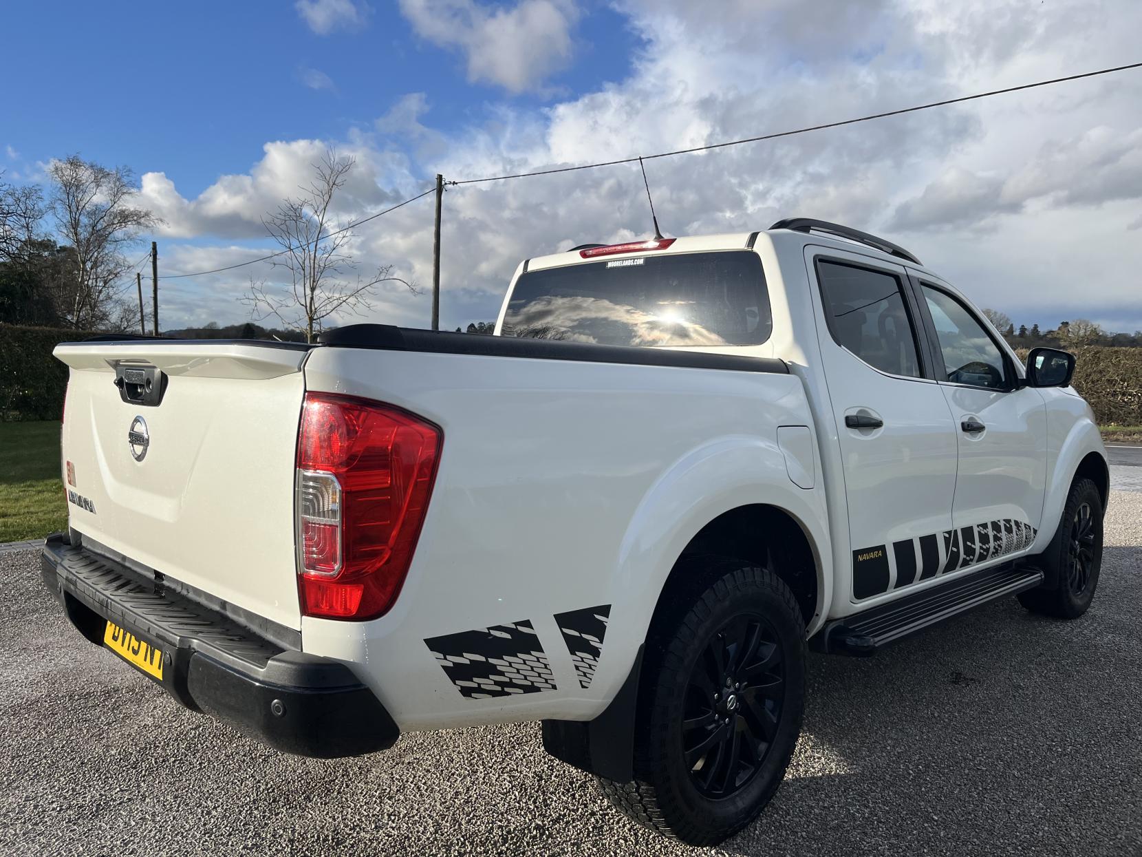 Nissan Navara 2.3 dCi N-Guard Pickup Double Cab 4dr Diesel Auto 4WD Euro 6 (190 ps)