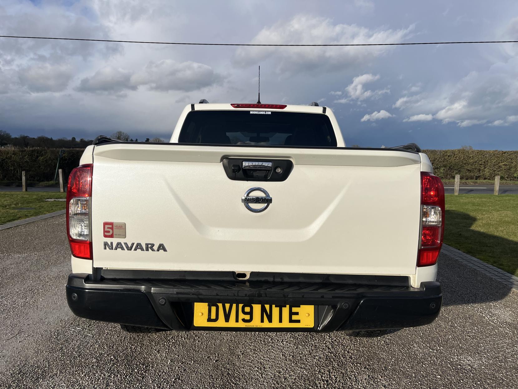 Nissan Navara 2.3 dCi N-Guard Pickup Double Cab 4dr Diesel Auto 4WD Euro 6 (190 ps)