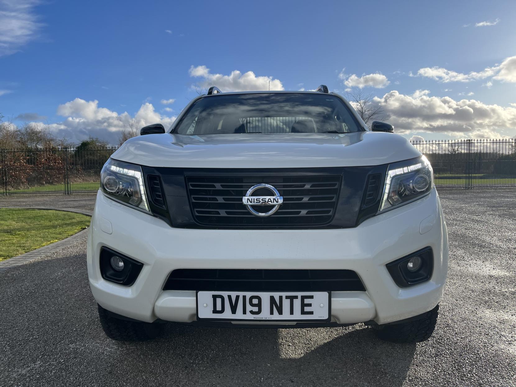 Nissan Navara 2.3 dCi N-Guard Pickup Double Cab 4dr Diesel Auto 4WD Euro 6 (190 ps)
