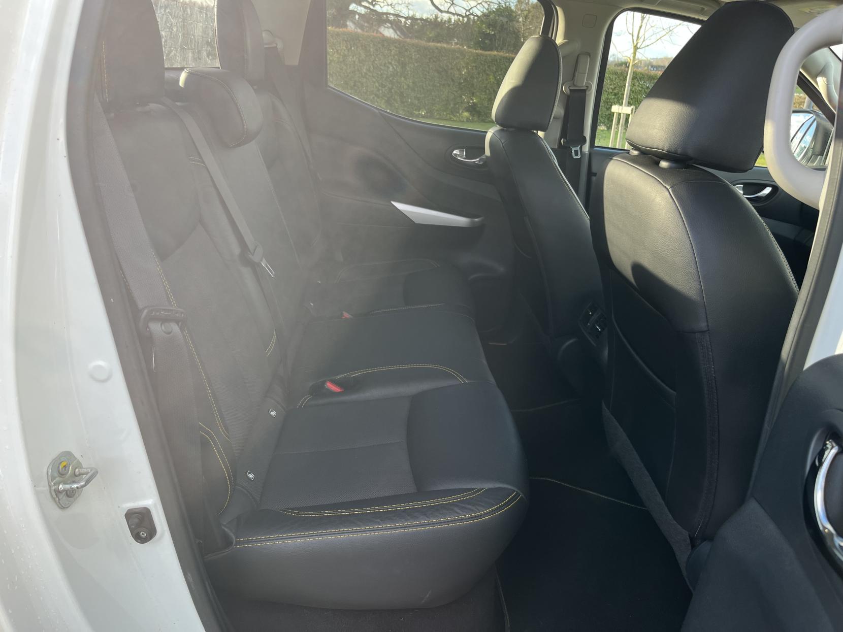 Nissan Navara 2.3 dCi N-Guard Pickup Double Cab 4dr Diesel Auto 4WD Euro 6 (190 ps)