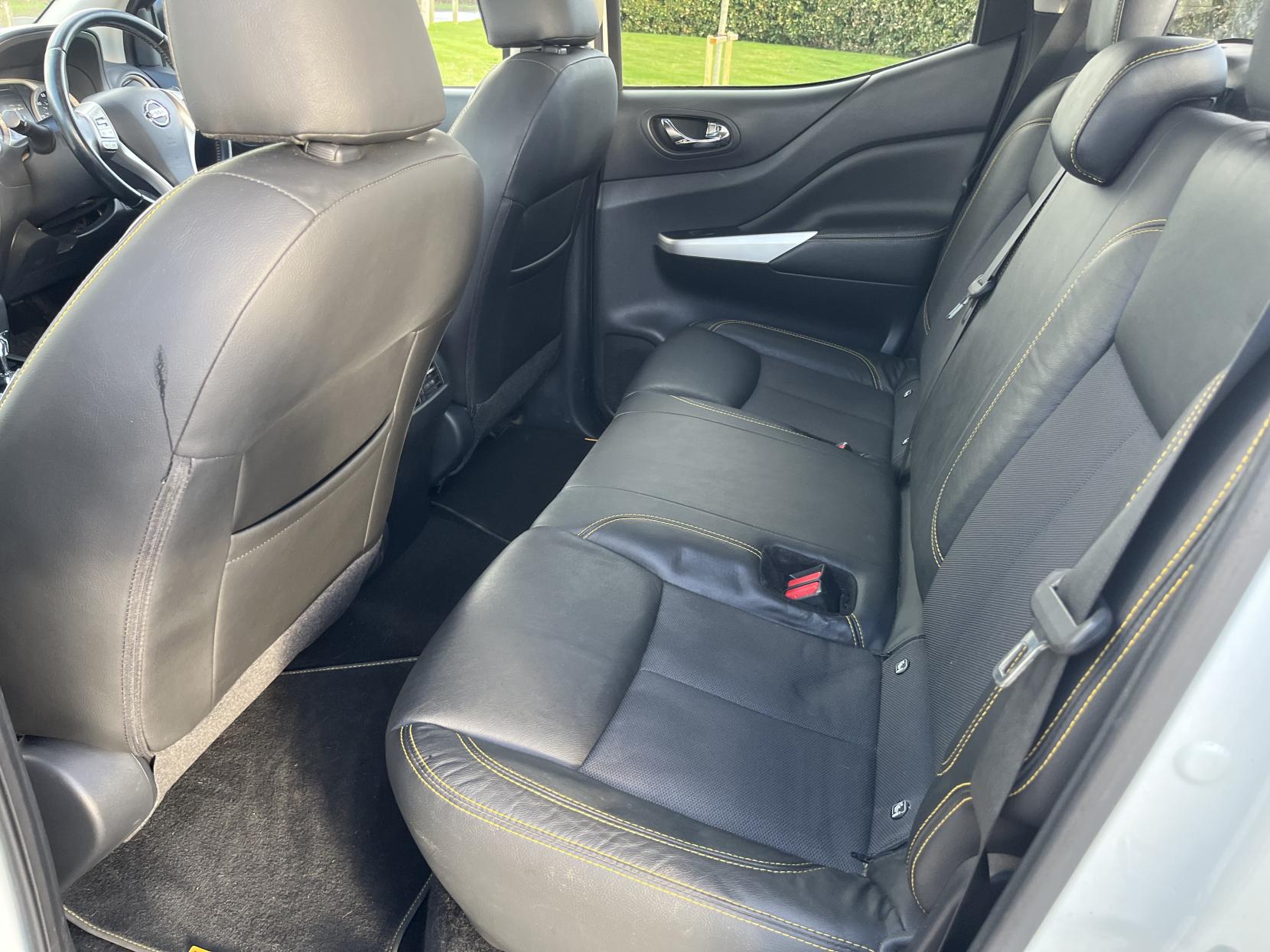 Nissan Navara 2.3 dCi N-Guard Pickup Double Cab 4dr Diesel Auto 4WD Euro 6 (190 ps)