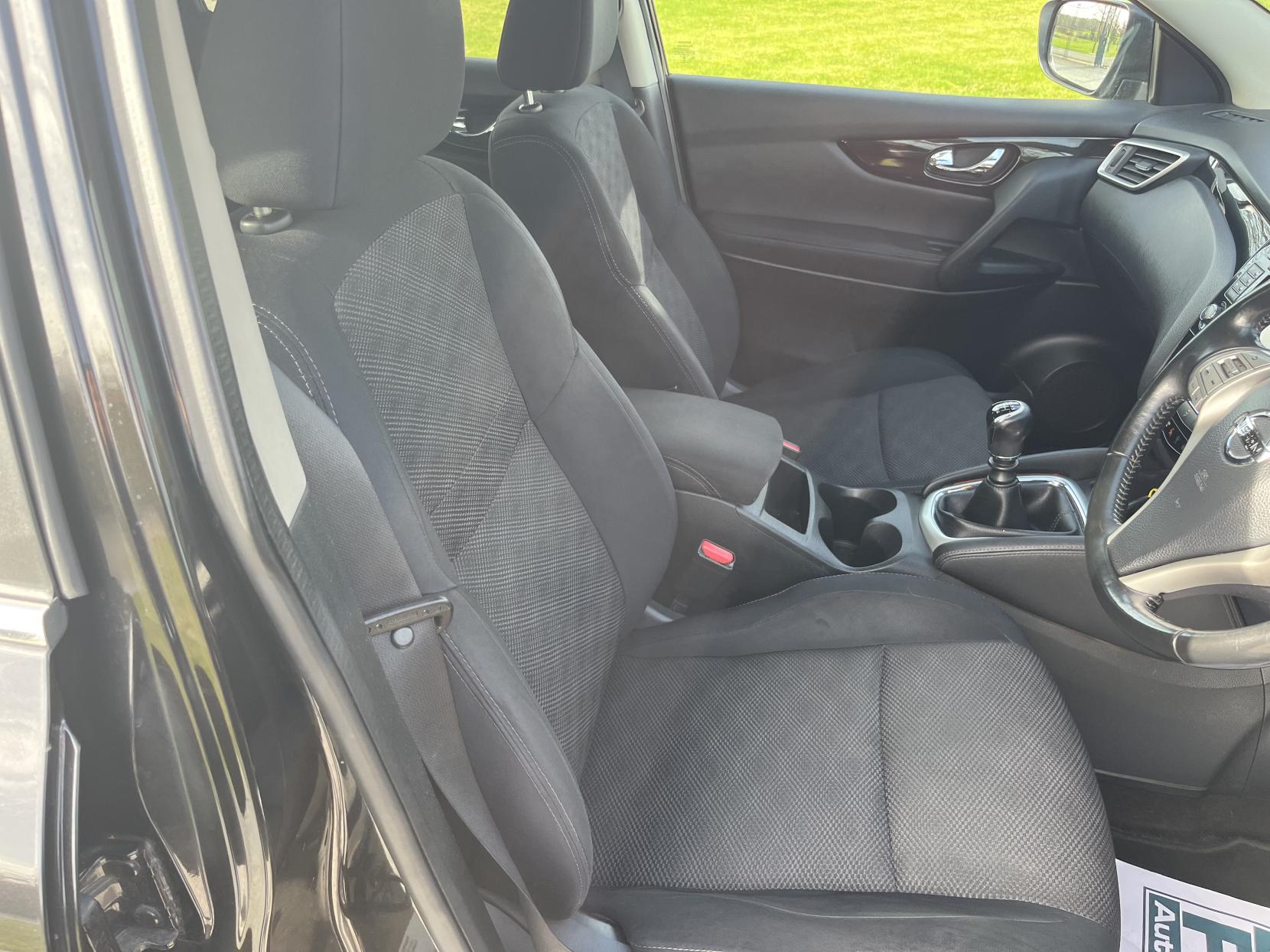 Nissan Qashqai 1.2 DIG-T N-Connecta SUV 5dr Petrol Manual 2WD Euro 6 (s/s) (115 ps)