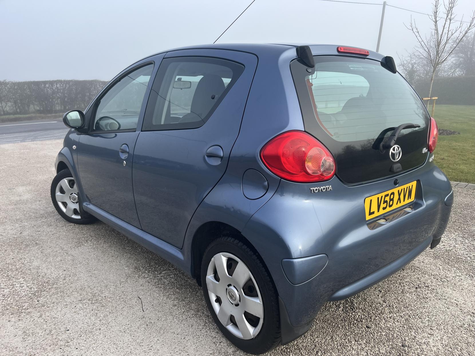 Toyota AYGO 1.0 VVT-i Blue Hatchback 5dr Petrol Manual Euro 4 (67 bhp)