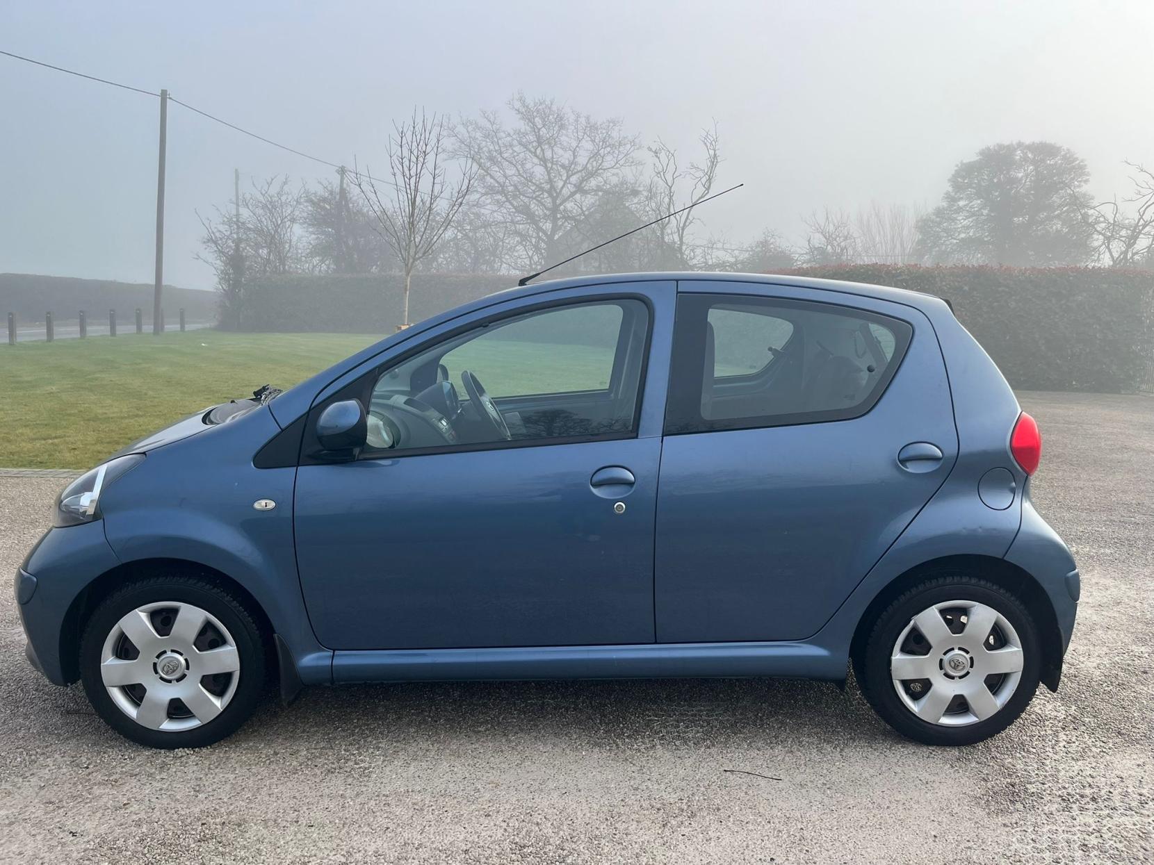 Toyota AYGO 1.0 VVT-i Blue Hatchback 5dr Petrol Manual Euro 4 (67 bhp)